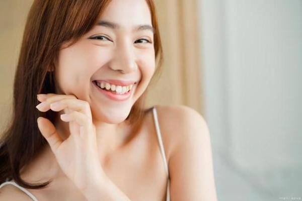 牙齿整齐的女人，命运的微妙转折与独特魅力