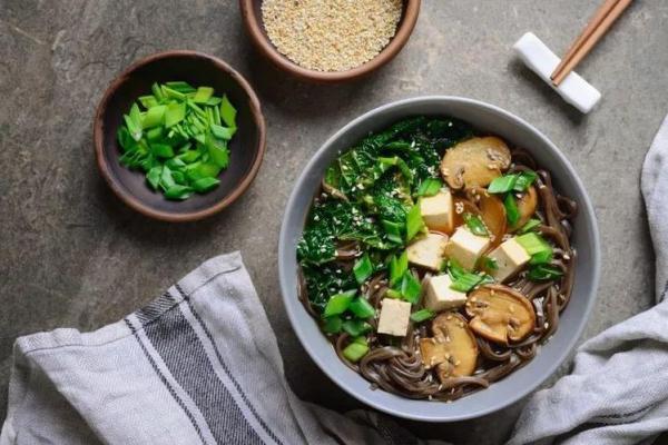 熬夜族必看：这些食物帮你续命，精神满满！