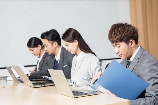 属狗水命者适合的职业探索：找到你的职场道路