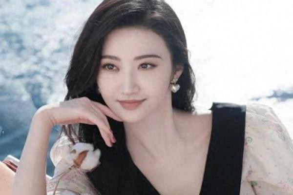 富贵命女性的特征与魅力：她们为何总能吸引你