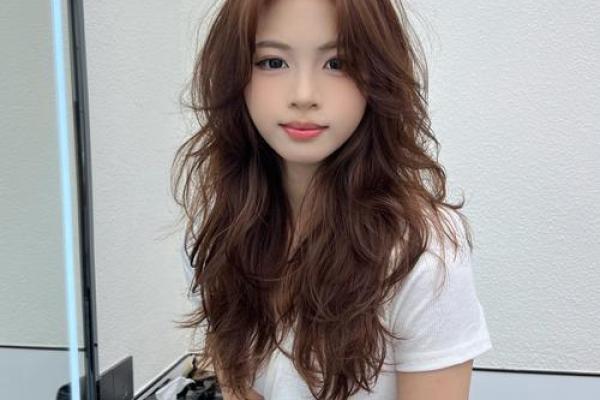 天生卷发的女孩：魅力与个性的完美结合