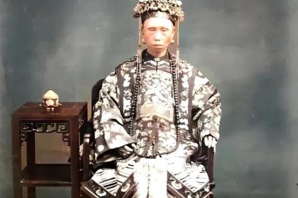 清朝命妇进宫穿着的华丽与文化深意