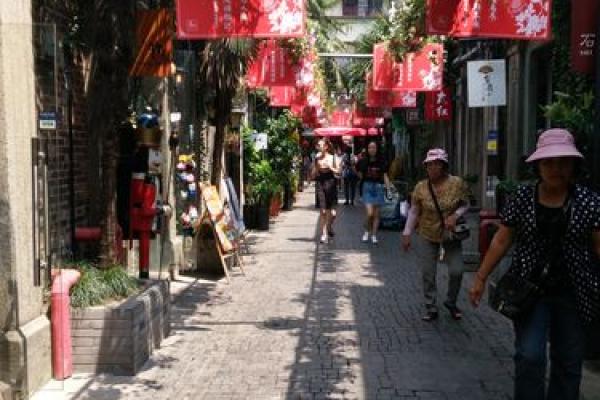 骑马坐轿：一段悠远的文化传统与现代生活的交融
