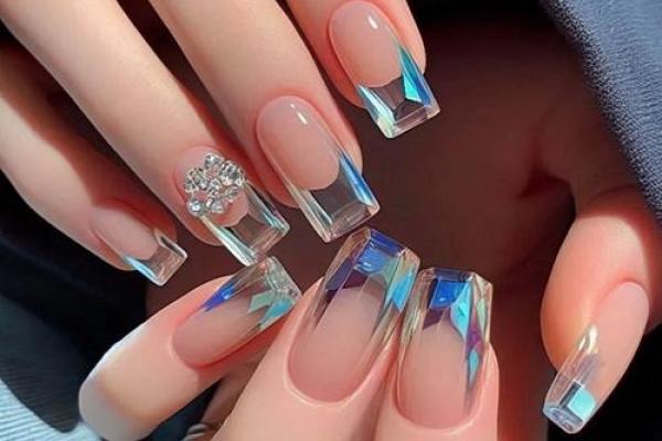 根据指甲形状揭秘：冠绝富贵命的秘密指甲！