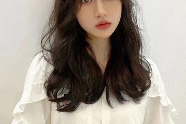 天生卷发：命格的秘密与人生的启示