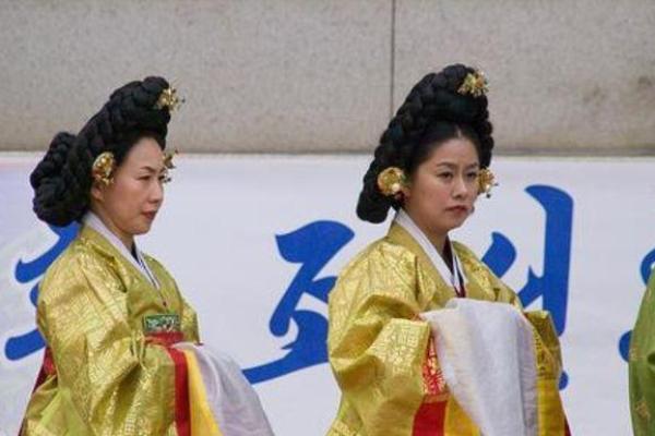 内命妇与外命妇的区别解析：传统文化的深厚内涵与现代生活的碰撞