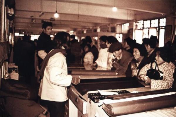 老照片背后的故事：揭秘文化革新浪潮中的瞬间与情感