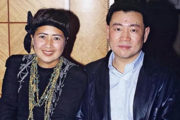 揭秘富豪元配的命运：背后的不幸与选择