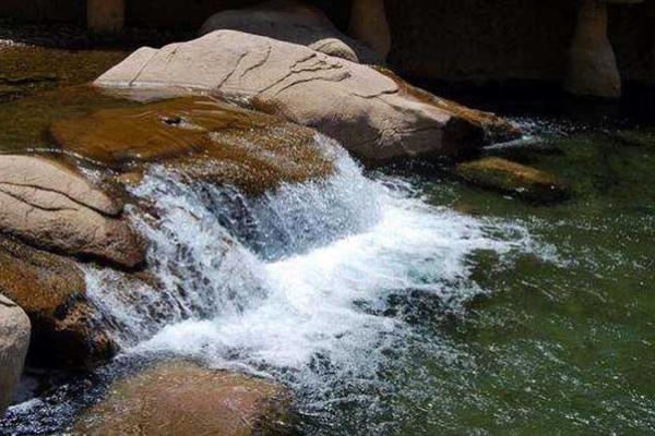 涧下水命的色彩之旅:探索她的色彩偏好与内心世界 涧下水命的色彩之旅:探索她的色彩偏好与内心世界