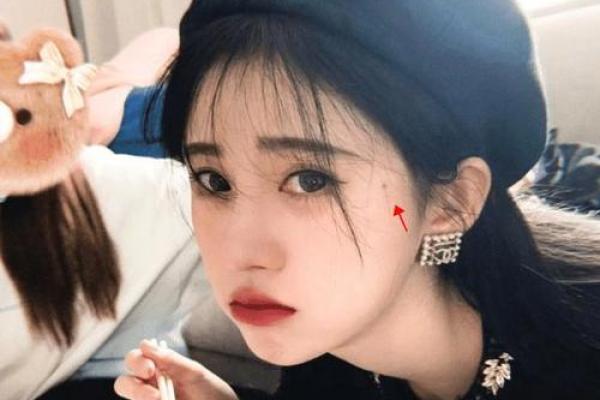 有泪痣的女人：深藏的命运与情感故事