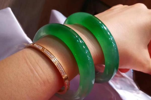 白蜡金命的珍贵之选：佩戴玉石的独特魅力与搭配指南