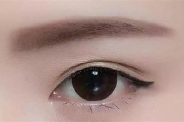 眼睛很小的人：命运与性格的深刻联系