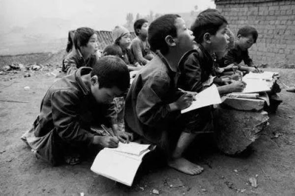 现在孩子的命运：家庭、教育和社会的三重奏