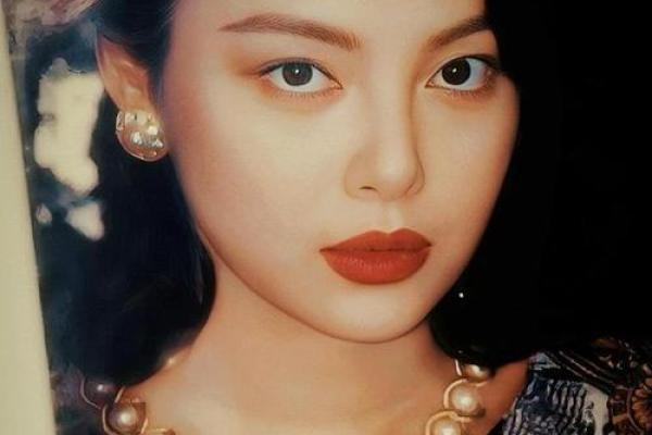 嘴唇丰厚的女人：气质、命运与性格的深度解析