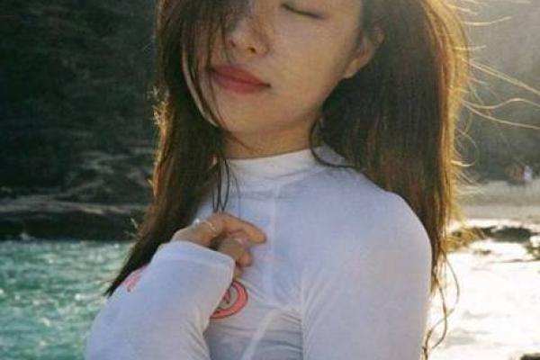 木命女子的气质与长相：优雅与自然的完美结合
