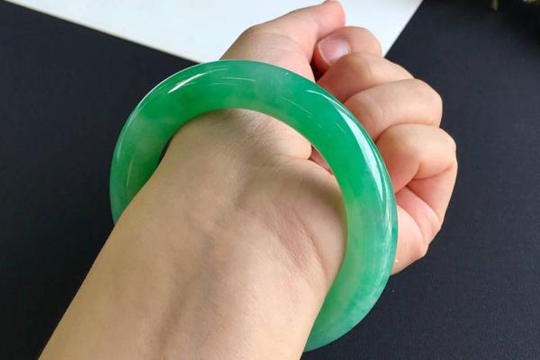 宝剑金命人佩戴什么饰物最为合适?探讨金命的最佳选择! 宝剑金命人佩戴什么饰物最为合适?探讨金命的最佳选择!