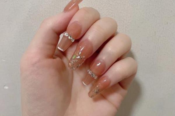 手指纤细的女生命运之谜：究竟藏着什么秘密？