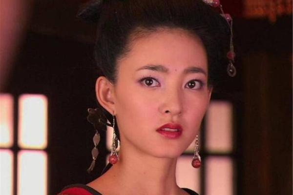 高颧骨的人命运解析：他们注定与众不同的生活之路