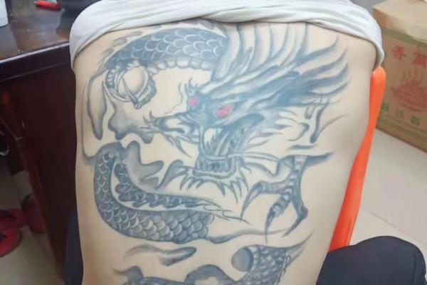 纹身男人的命运解析：揭示生命中的秘密与文化魅力