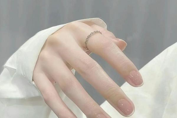 手指骨节粗大的人命运解析：从生理特征看人生轨迹
