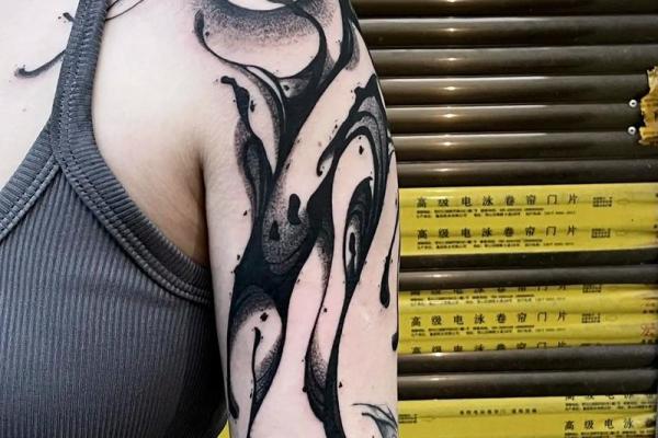 山涧水命纹：探索水的灵动与生命的象征纹身意义