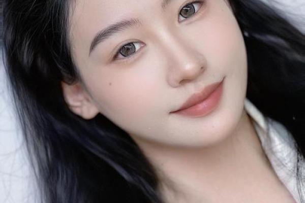 眉毛高的女人：命运与美丽的秘密揭示