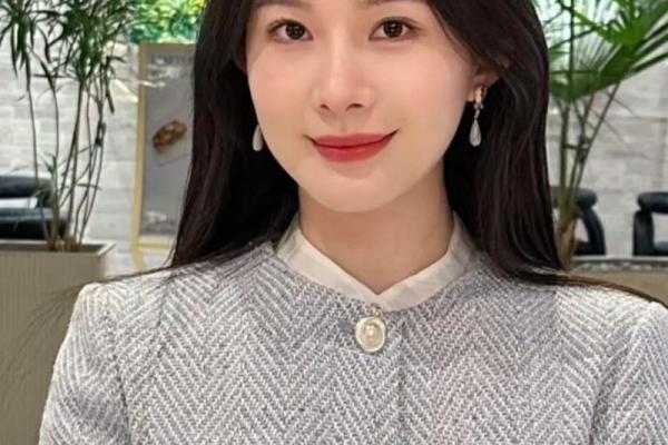 端庄唇的女人命运解析：魅力与智慧的结合之道