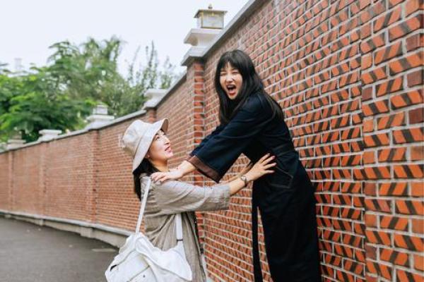 生在绣楼里的命，蜕变与成长的美丽旅程