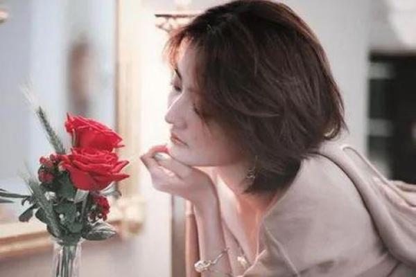 没有腰的女人的命运启示：美与力量的深层思考