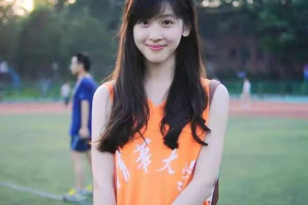 奶茶妹妹的命运之路：从普通女孩到网络红星的传奇故事
