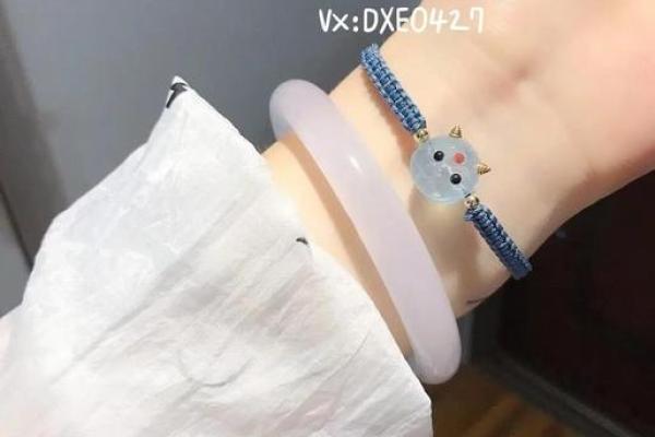 命里缺水的人适合佩戴哪些颜色？了解水的力量与颜色搭配