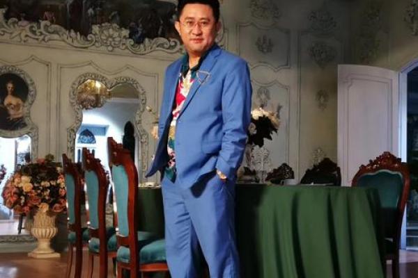 假命天子：一场权谋与情感交织的传奇故事