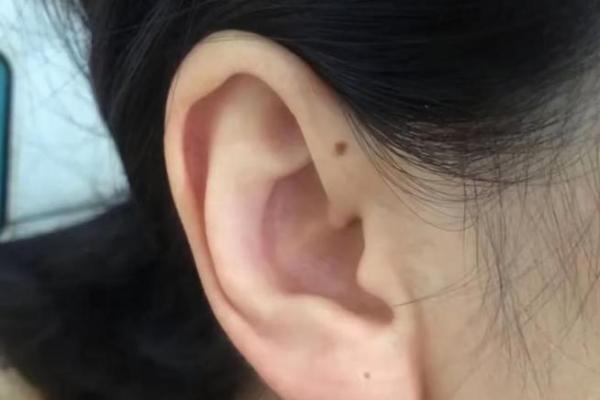 耳垂长的人命运揭秘：你的人生方向可能在这里！
