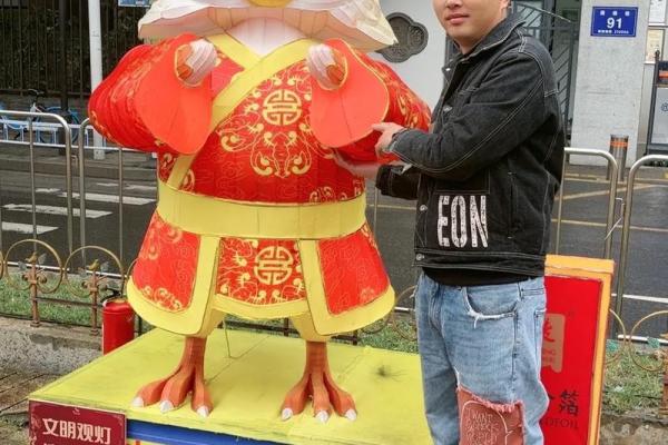 1993年属鸡人命理特点解析：掘金之路与人生智慧