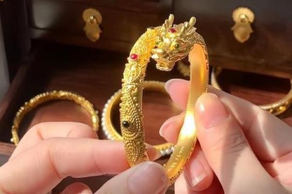探讨金龙之命:最适合佩戴的饰品与开运方法 探讨金龙之命:最适合佩戴的饰品与开运方法