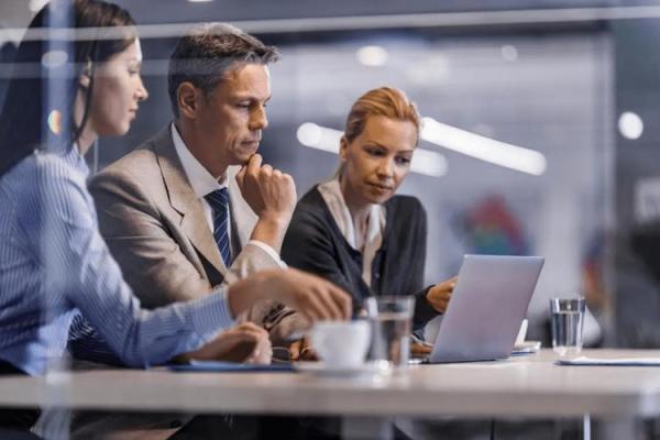 黑眼球小命运:男士眼神中的生活哲学与提升之道 黑眼球小命运:男士眼神中的生活哲学与提升之道