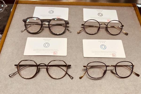 松柏木命适合佩戴的眼镜类型揭秘,个性与风水的完美结合! 松柏木命适合佩戴的眼镜类型揭秘,个性与风水的完美结合!