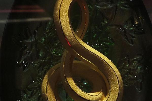 1986年炉中火命，适合佩戴的饰品与风水建议