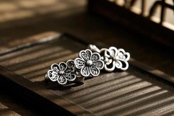 金钗金与什么命最好:解密命理中的珠宝之美与命运的交织 金钗金与什么命最好:解密命理中的珠宝之美与命运的交织