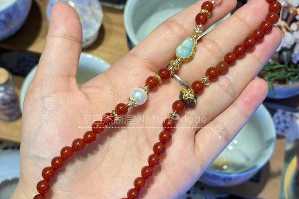 女士火命佩戴珠宝的最佳选择与搭配技巧