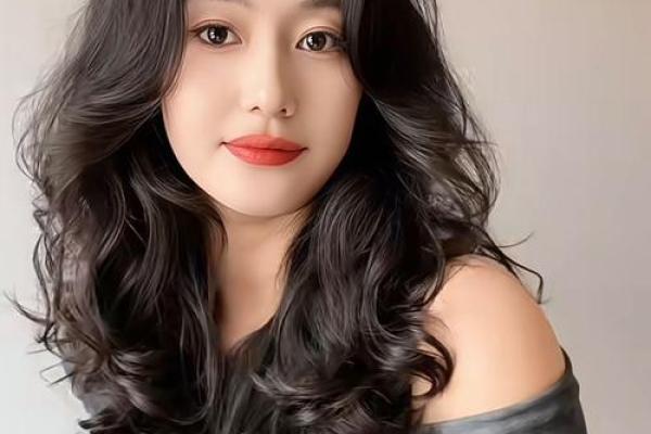 女性天生卷发的命运与魅力:从发型看自信与个性之美 女性天生卷发的命运与魅力:从发型看自信与个性之美