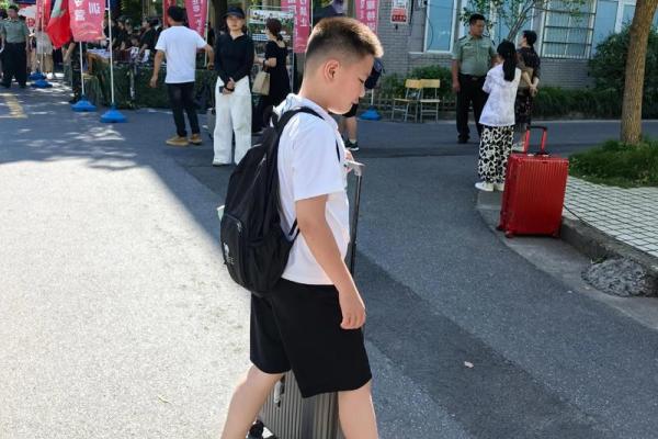 00后男孩命运探秘:从梦想到现实的成长之路 00后男孩命运探秘:从梦想到现实的成长之路