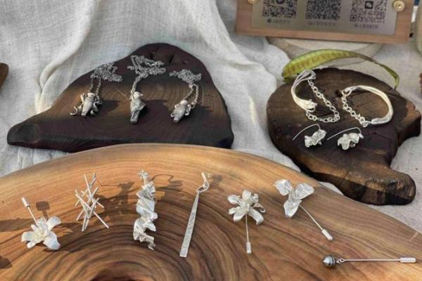 火命女人的魅力与首饰选择：点燃你的时尚之路