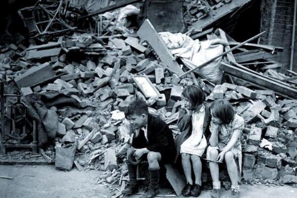 1945年：从战争的废墟中绽放出的希望与重生