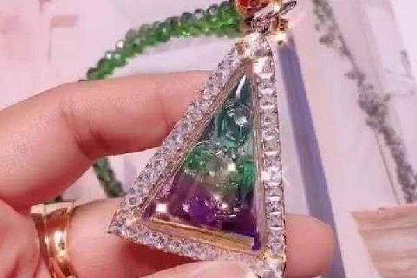 砂石金命的2015女孩：光芒与坚韧的完美结合