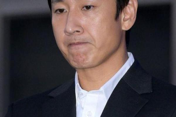 为什么香港巨星命不长？揭秘背后的悲剧与压力