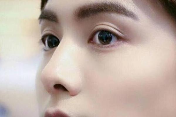 男人长桃花眼的命运解析：魅力与挑战并存的生活